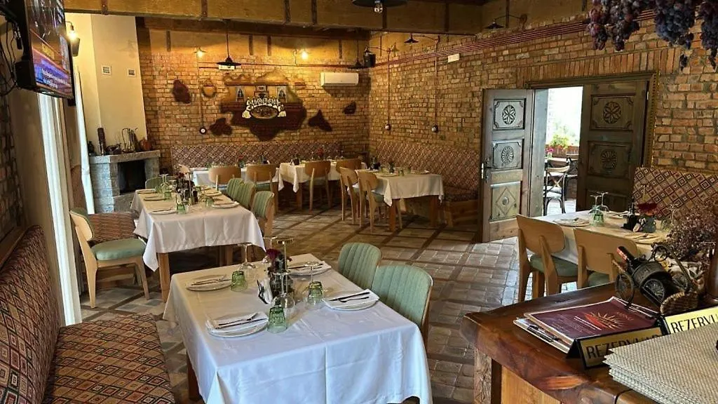 Hani I Taulant Shahinit Gramsh Bed & Breakfast